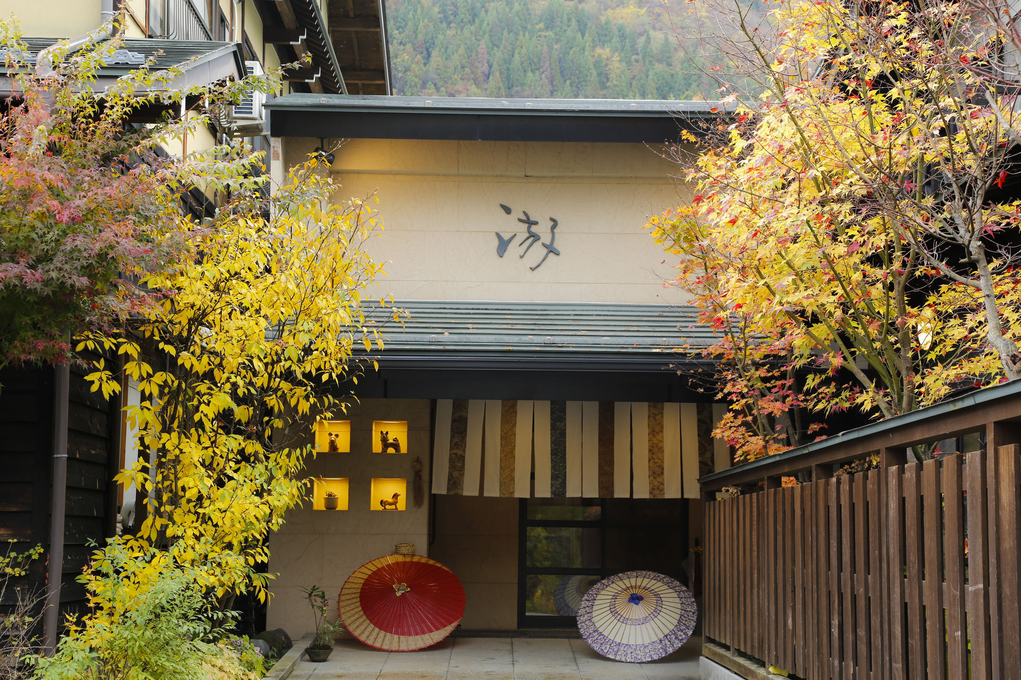 Ryokan Kutsuroginoya Yuu Takajama Kültér fotó